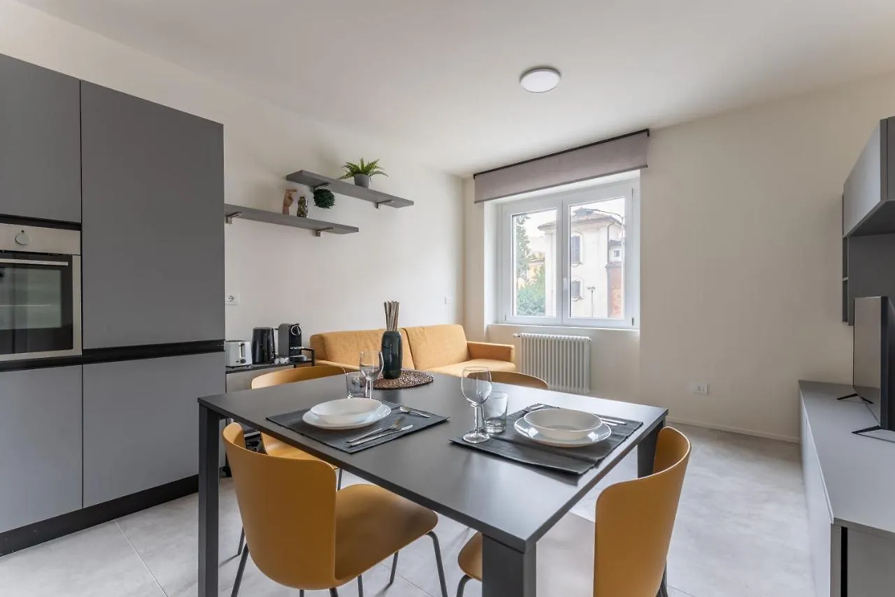 We Home - Santa Sofia House, Duomo Milan 0*,