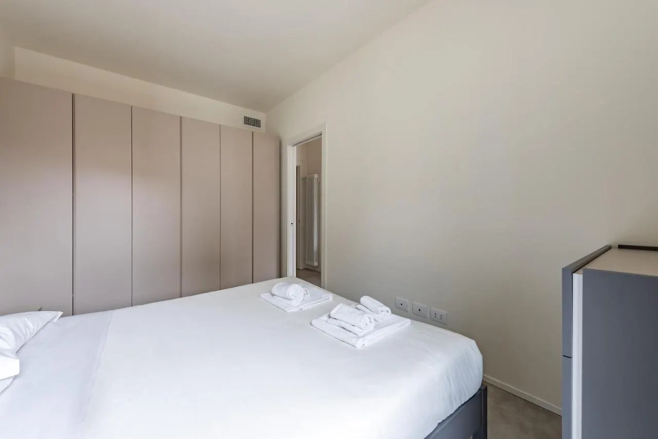 We Home - Santa Sofia House, Duomo Milan 0*,  Italy